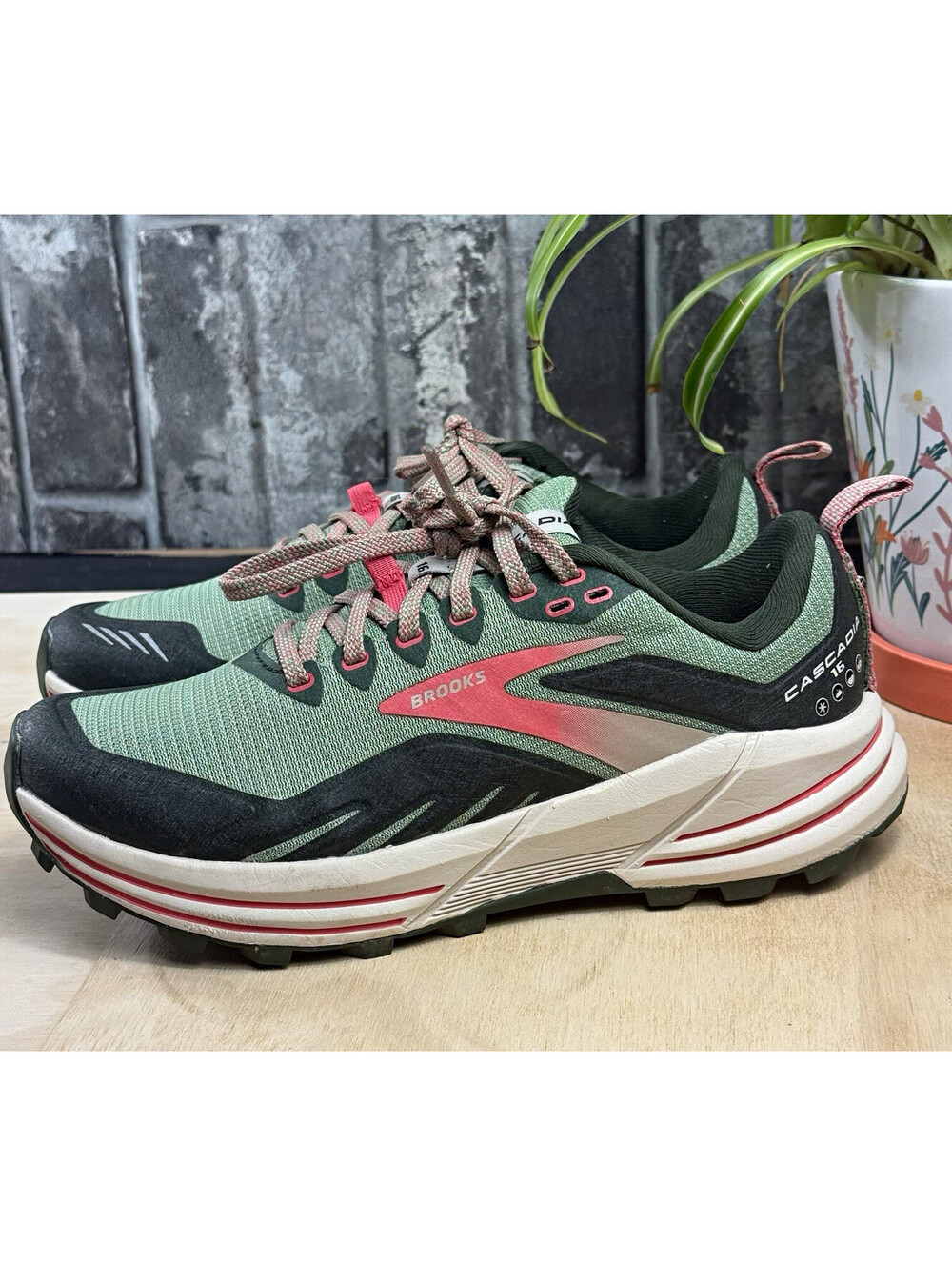 Brooks Cascadia 16 Women’s Green/Coral/Black Low Top Lace-Up Logo Mesh 120363